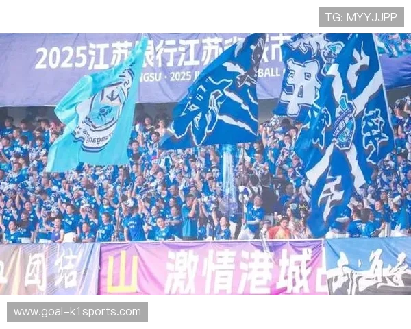 足球球星与球迷之间的深厚情谊如何展现球场内外的互动与激情 足球球星与球迷之间的深厚情谊如何展现球场内外的互动与激情